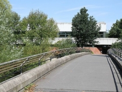 G2011_Brücke zwischen Neuer und Alter Kreissporthalle_kl
